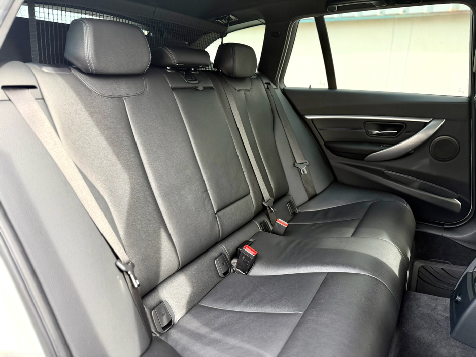 2018 BMW 3 Series - image 16