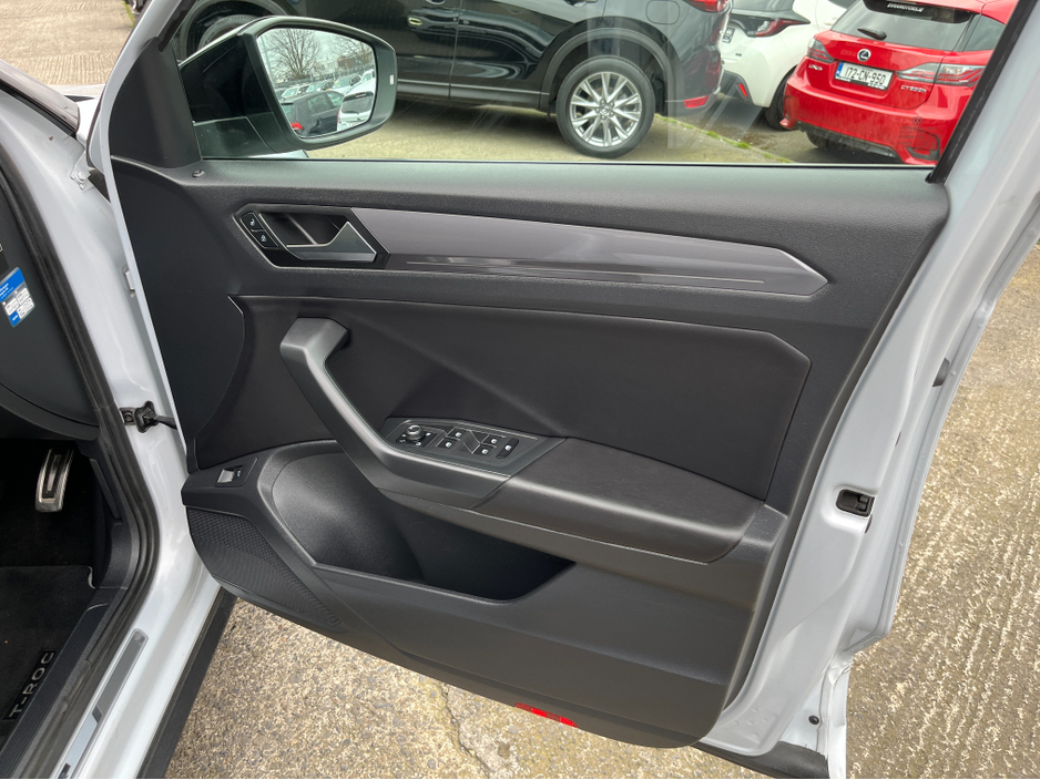 2021 Volkswagen T-Roc - image 13