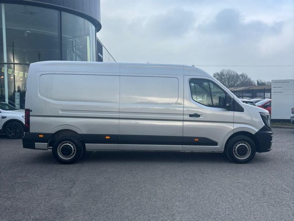 2025 Renault Master - image 9