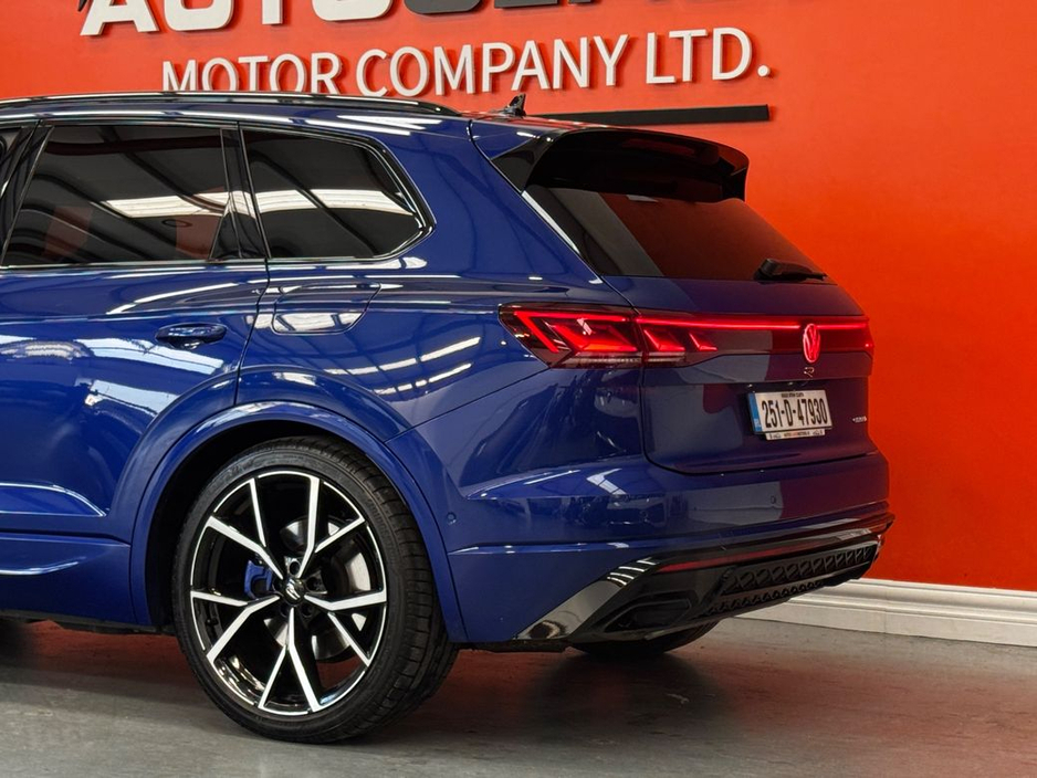 2025 Volkswagen Touareg - image 10