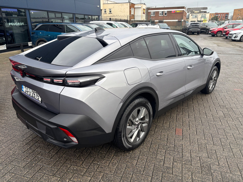 2024 Peugeot 408 - image 3