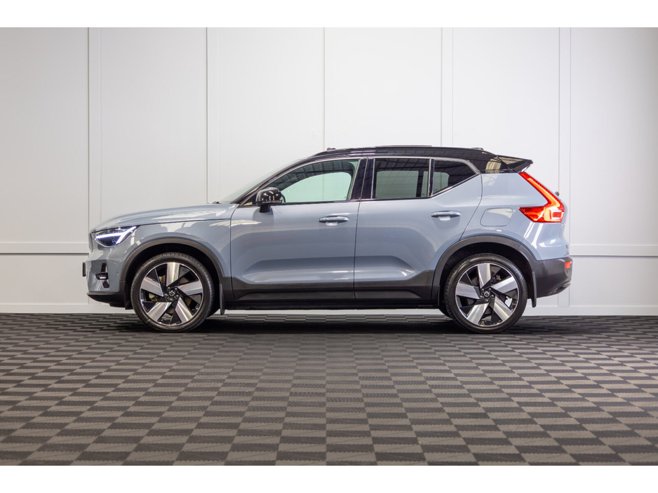 2023 Volvo XC40 - image 3