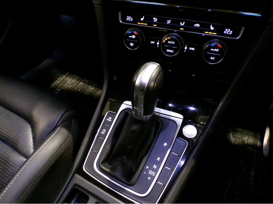 2018 Volkswagen Golf *MIESTER EDITION*MARK 7.5*AUTO*VW GOLF 1.4 TSI HIGH-LINE*FULL LEATHER HEATED MEMORY SPORT SEATS**VIRTUAL COCKPIT*PILOT PARKING*COLOUR CAMERA*SAT-NAV*APPLE-CARPLAY*ANDROID AUTO*UP-GRADED VW ALLOYS*XL M €18,900