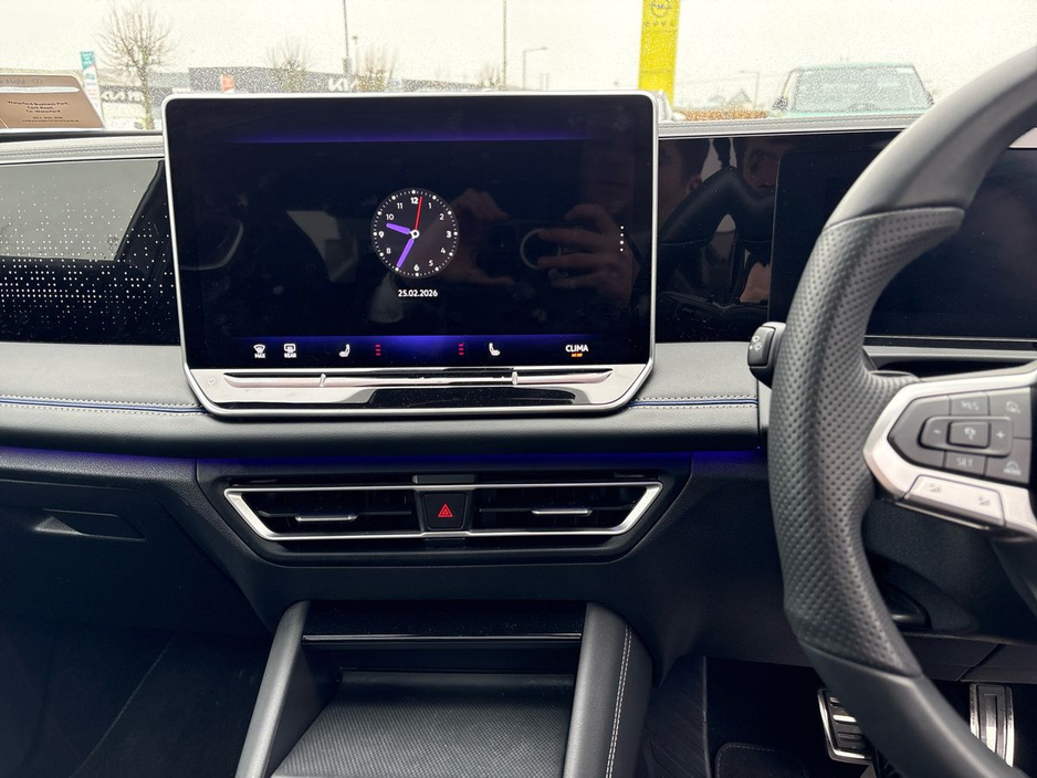 2025 Volkswagen Tiguan - image 9