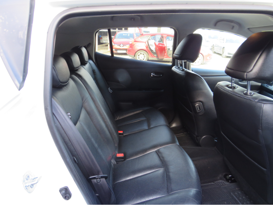 2014 Nissan Leaf - image 9