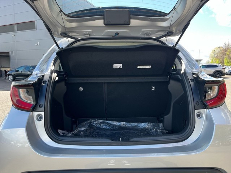 2023 Toyota Yaris - image 10