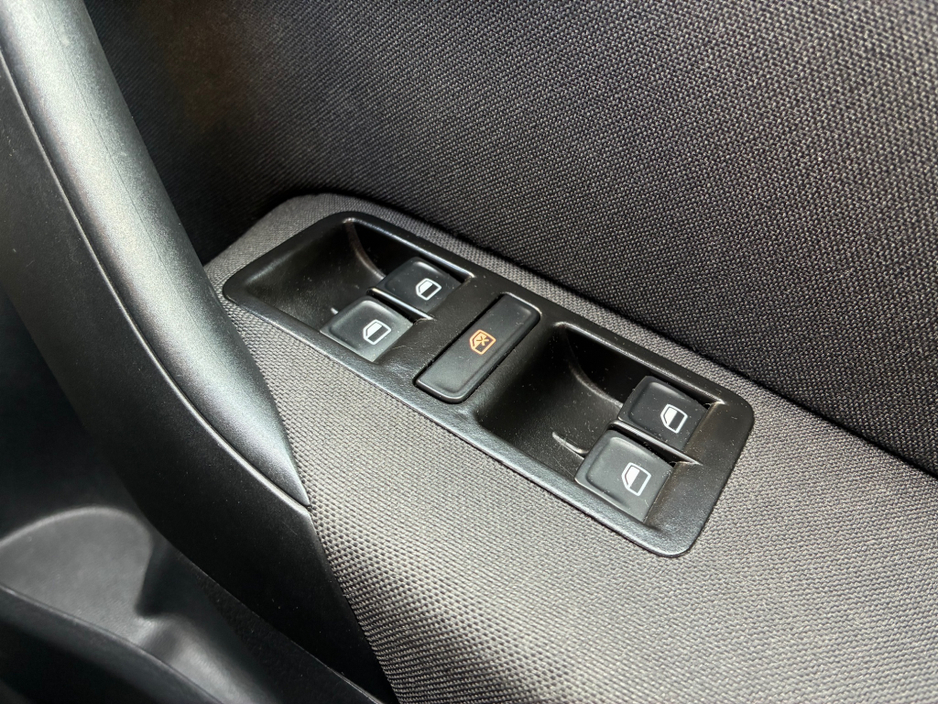 2016 Volkswagen Polo - image 24