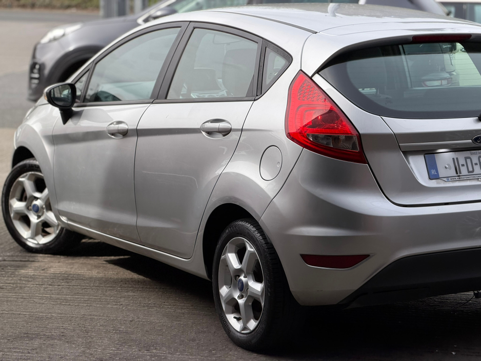 2011 Ford Fiesta - image 20