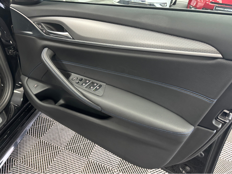 2020 BMW 5 Series - image 6