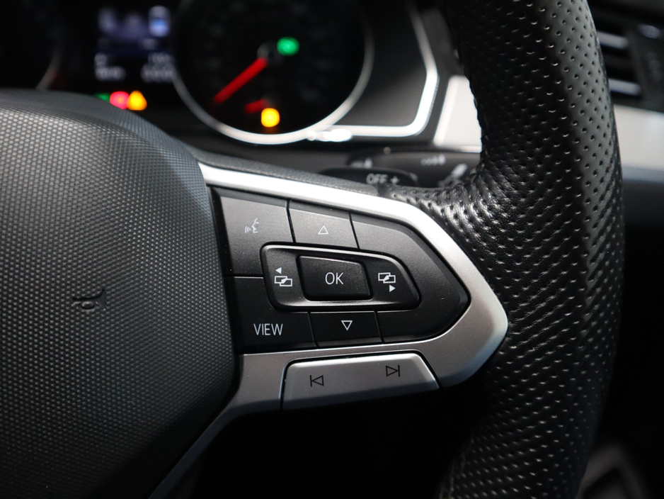 2021 Volkswagen Passat - image 12