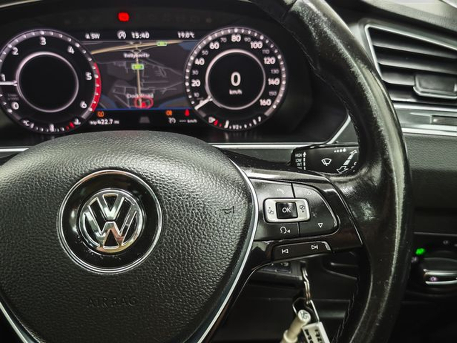 2017 Volkswagen Tiguan - image 32