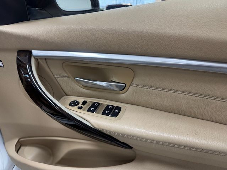 2016 BMW 3 Series - image 12