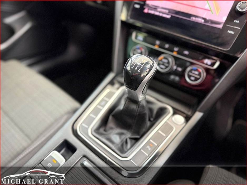 2020 Volkswagen Passat - image 21