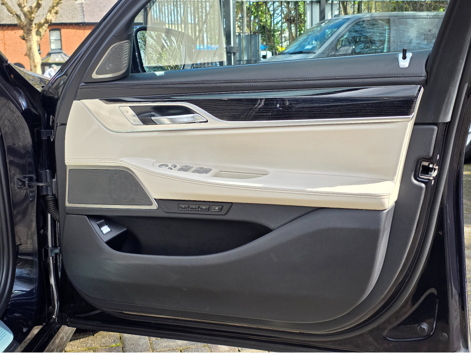 2022 BMW 7 Series - image 12