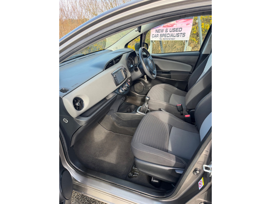 2017 Toyota Yaris - image 3