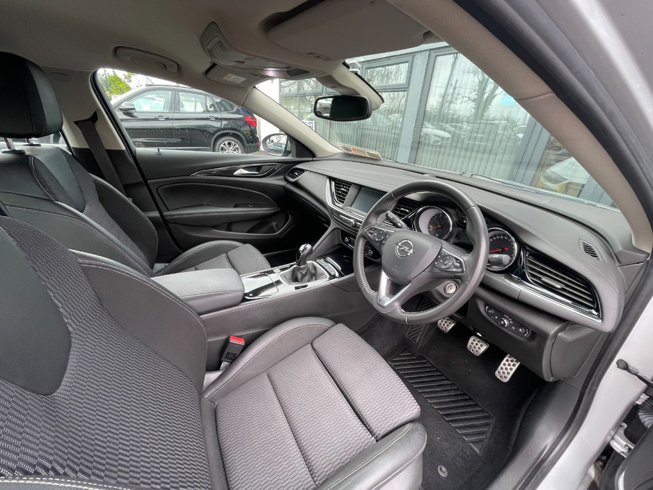 2020 Opel Insignia - image 7