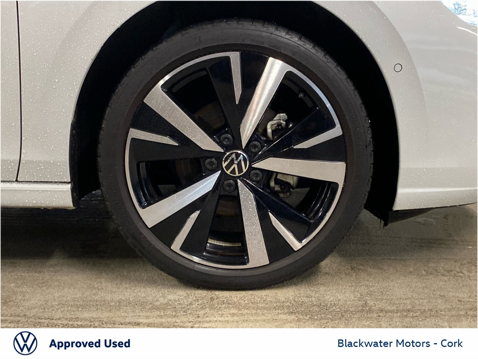 2025 Volkswagen Golf - image 9