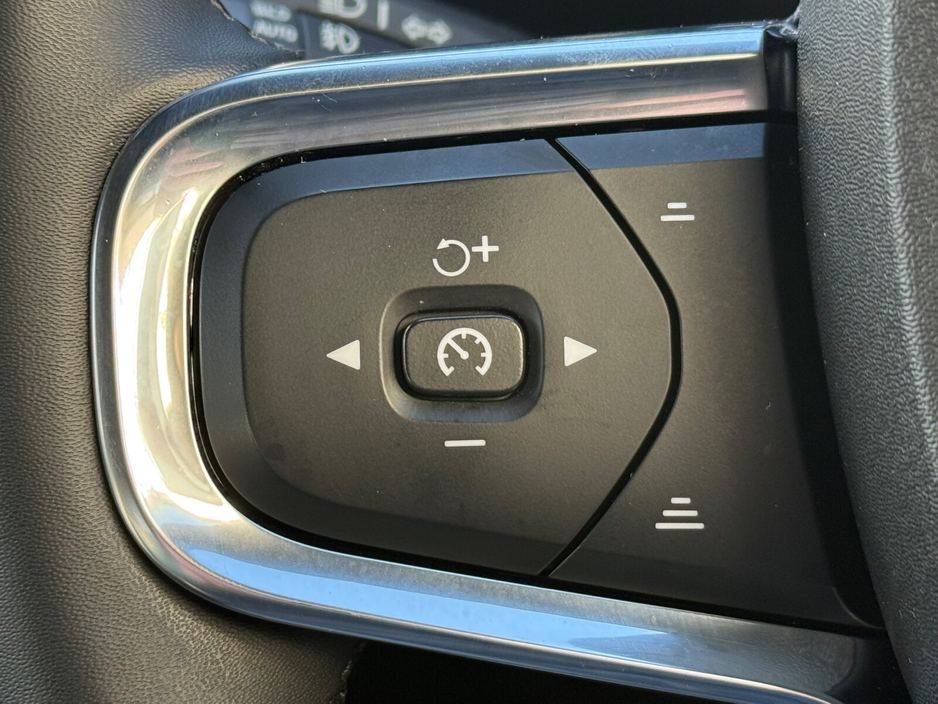 2023 Volvo XC40 - image 23