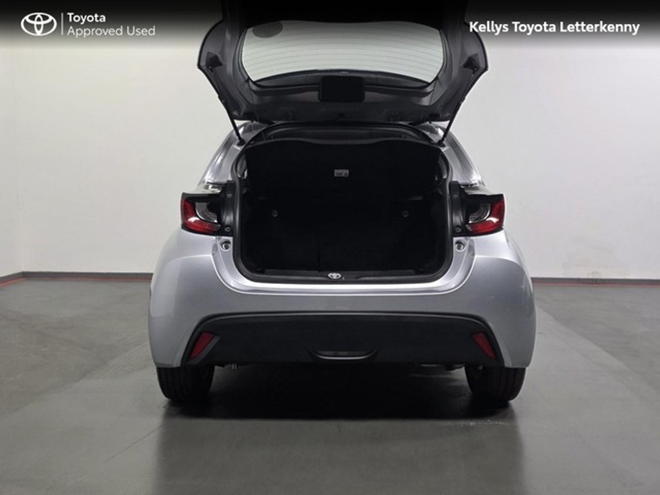 2025 Toyota Yaris - image 8