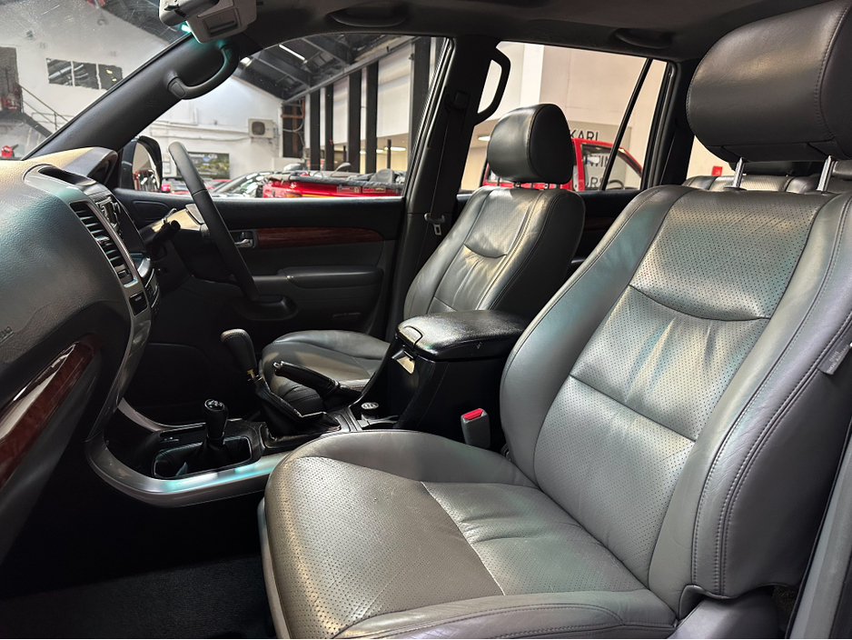 2004 Toyota Landcruiser - image 16