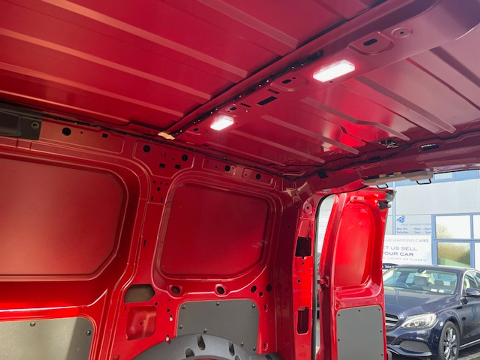 2025 Volkswagen Caddy - image 13