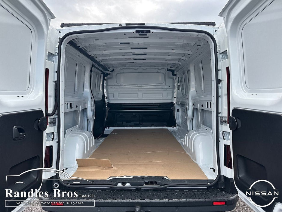 2025 Nissan Primastar - image 21