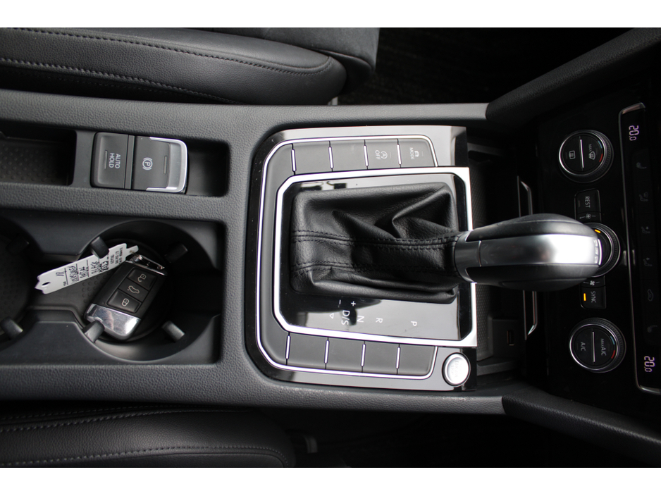 2018 Volkswagen Passat - image 14