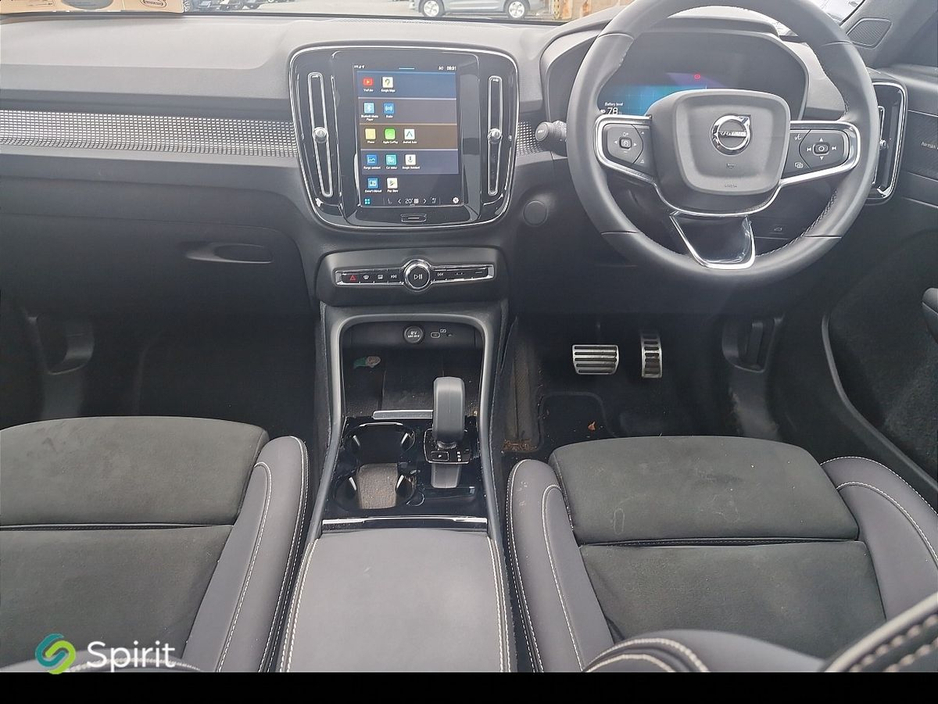 2022 Volvo XC40 - image 4