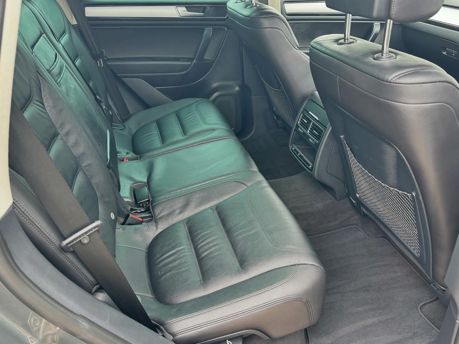 2016 Volkswagen Touareg - image 5