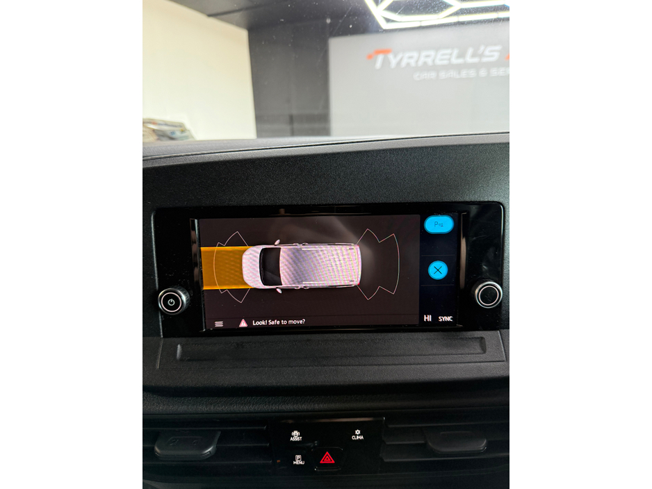 2022 Volkswagen Caddy - image 22