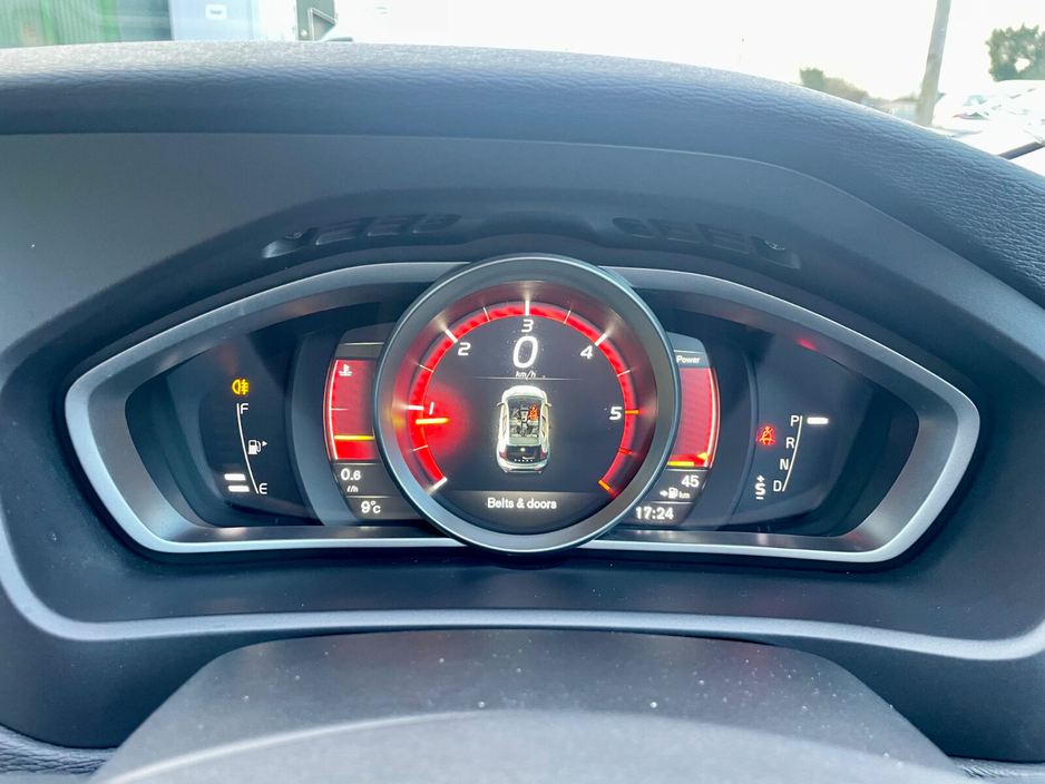 2017 Volvo V40 - image 30