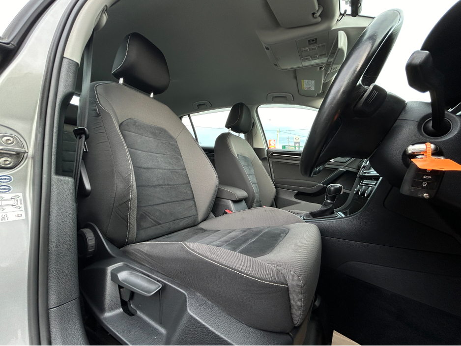 2015 Volkswagen Golf - image 3