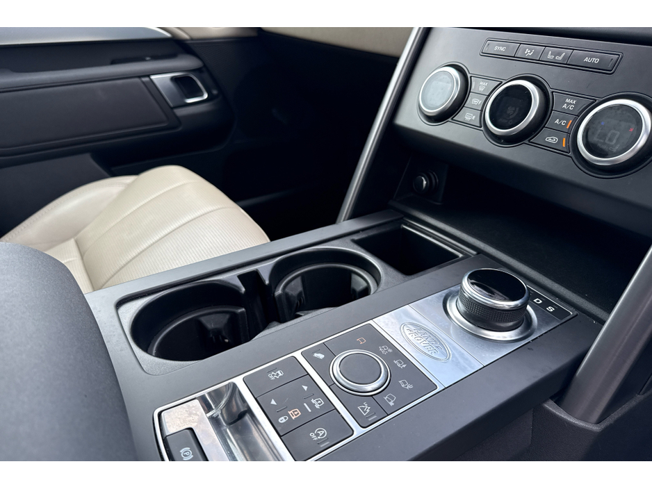 2019 Land Rover Discovery - image 9