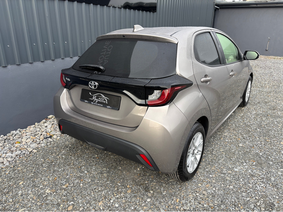 2022 Toyota Yaris - image 5