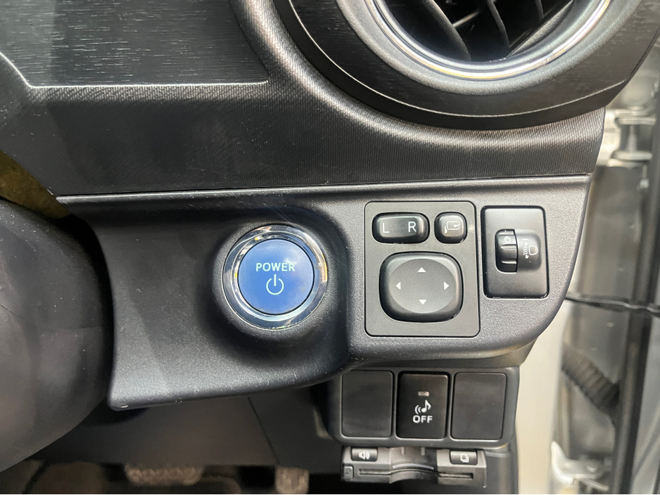 2014 Toyota Aqua - image 16