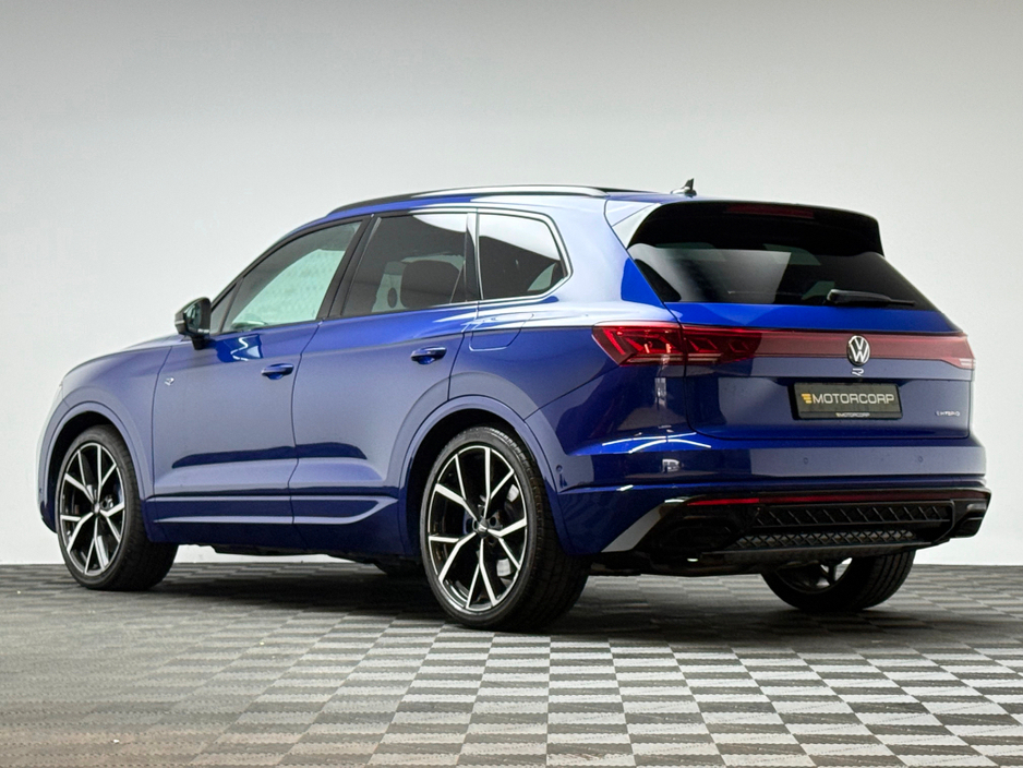 2025 Volkswagen Touareg - image 5