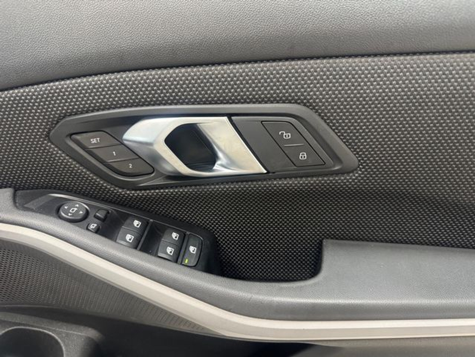 2019 BMW 3 Series - image 12