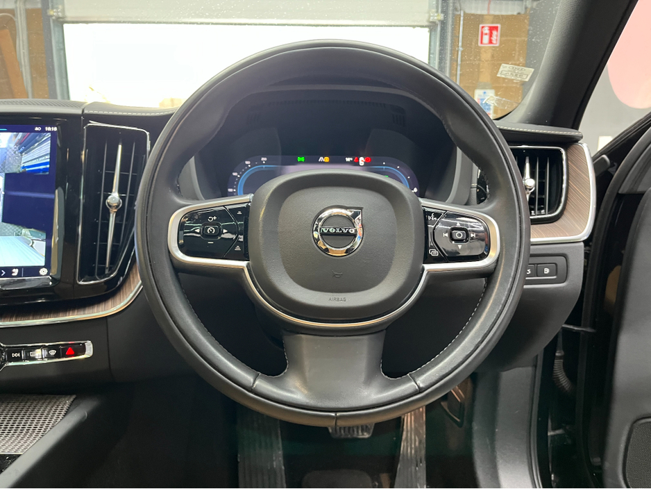 2022 Volvo XC60 - image 10