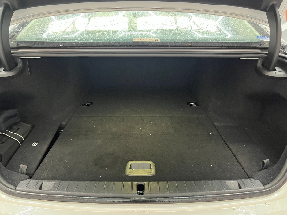 2017 BMW 7 Series - image 9