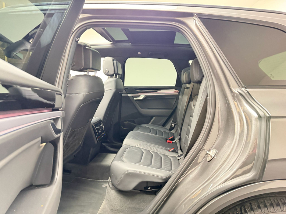 2020 Volkswagen Touareg - image 16