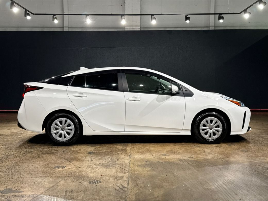 2022 Toyota Prius - image 2