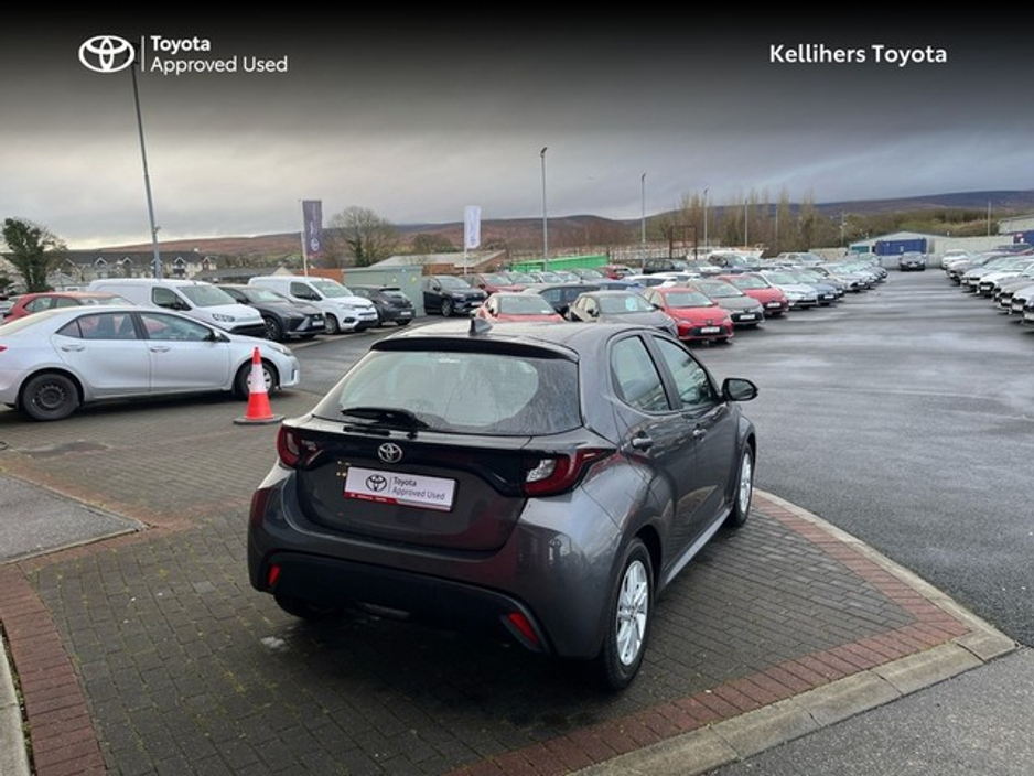 2022 Toyota Yaris - image 2