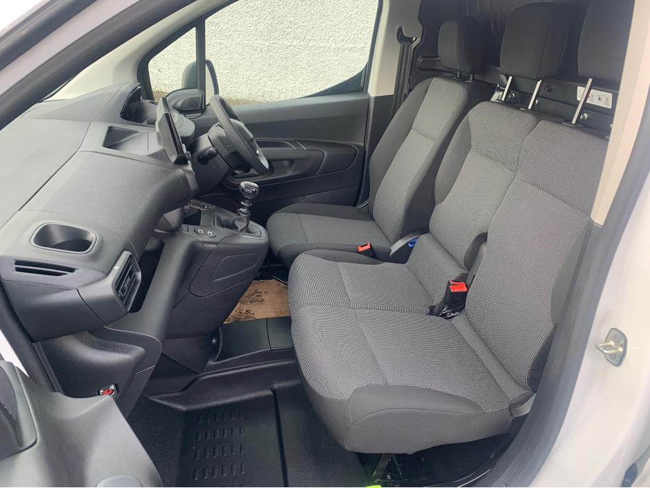 2024 Peugeot Partner PRO PLUS 1.5 HDI 100 1 €24,000