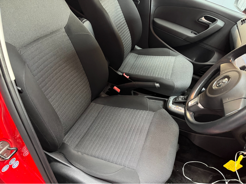 2013 Volkswagen Polo - image 9