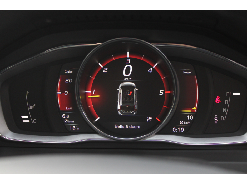 2018 Volvo V60 - image 12