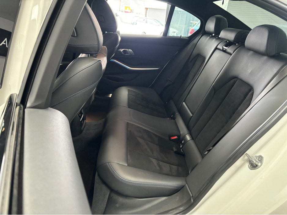 2021 BMW 3 Series - image 14