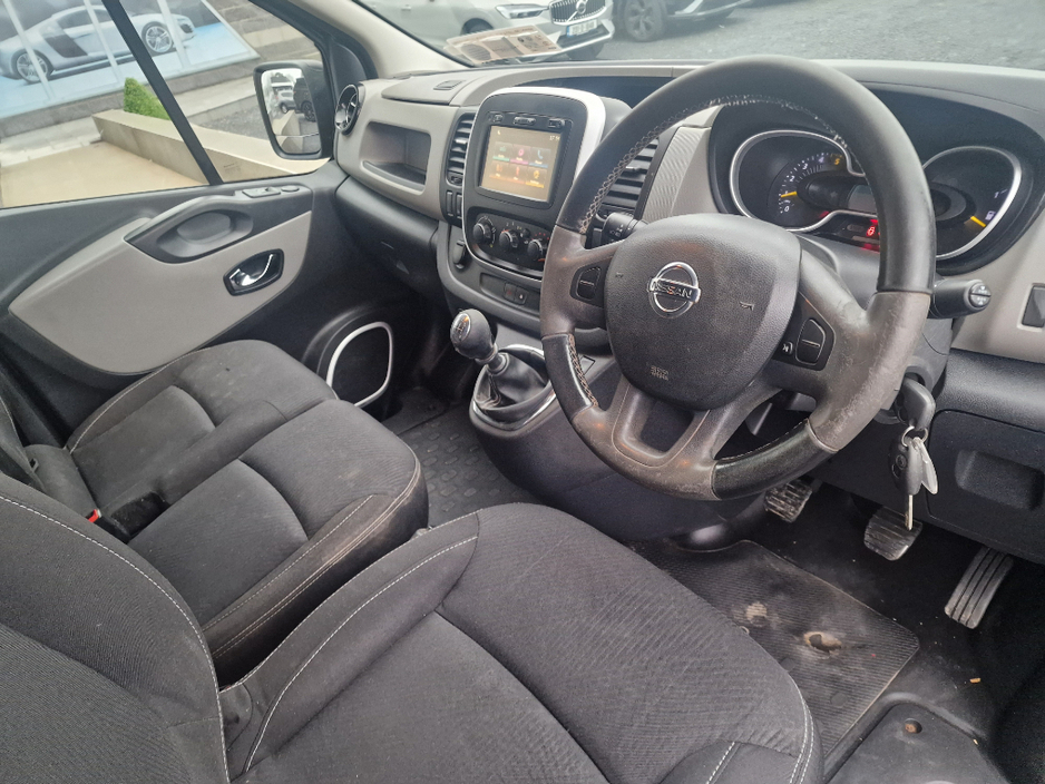 2018 Nissan NV300 - image 6