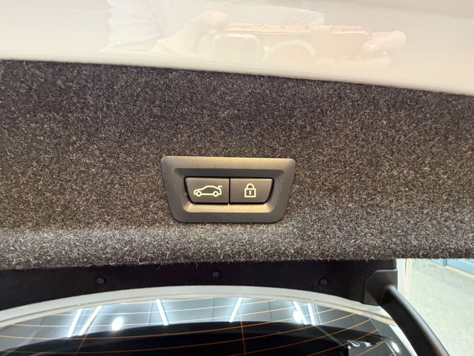 2019 BMW 3 Series - image 36