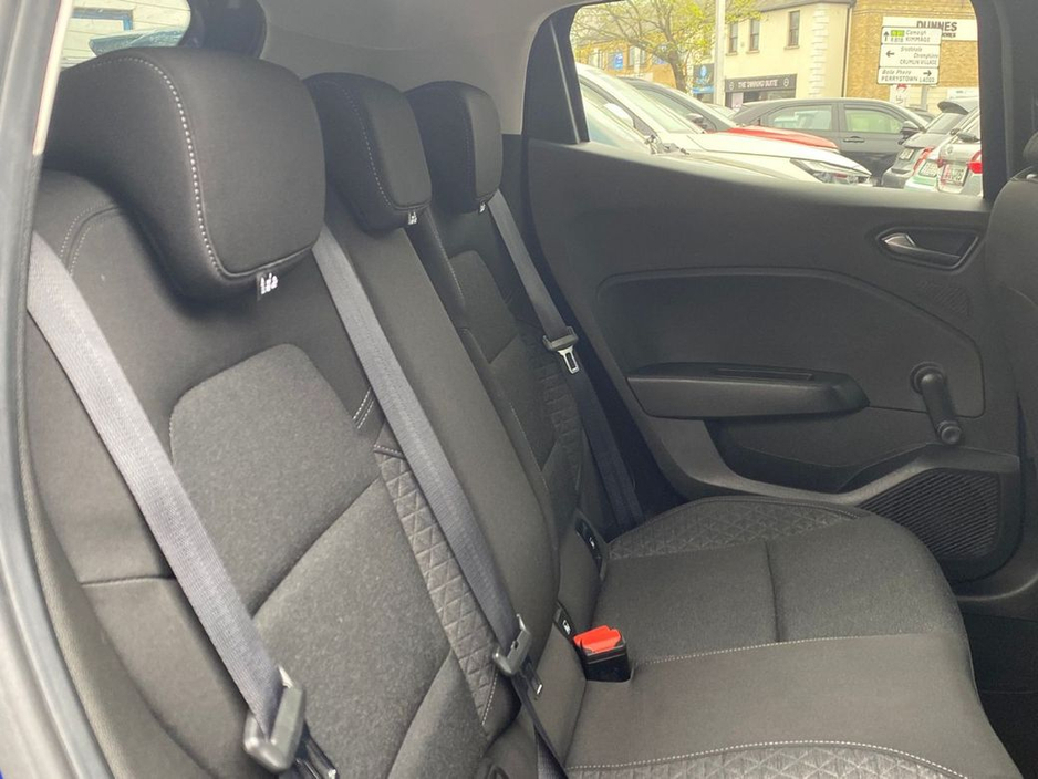 2020 Renault Clio - image 32