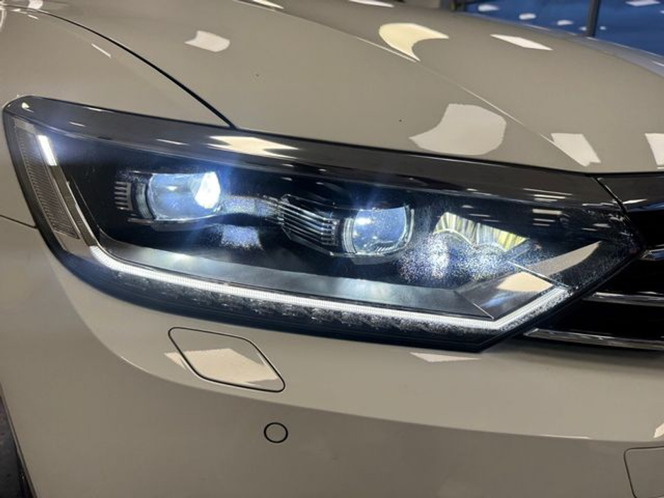 2018 Volkswagen Passat - image 21